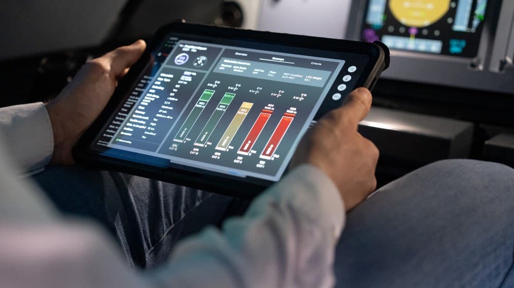Hawkeye EFB-System auf einem Tablet im Cockpit zur Bewertung alternativer Flughäfen.